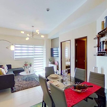 ايلويلو 2 Bedroom Corner Executive Suite At Lafayette Park Square Megaworld Blvd Unit 5H المظهر الخارجي الصورة