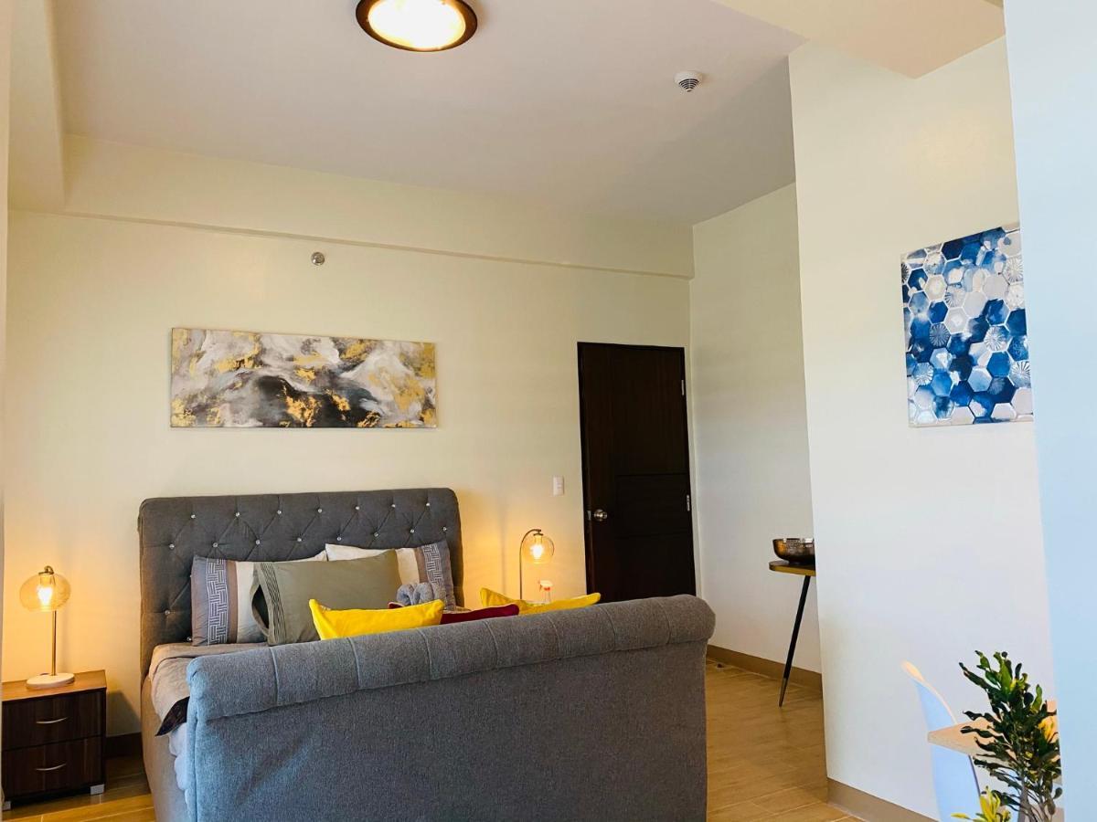 ايلويلو 2 Bedroom Corner Executive Suite At Lafayette Park Square Megaworld Blvd Unit 5H المظهر الخارجي الصورة