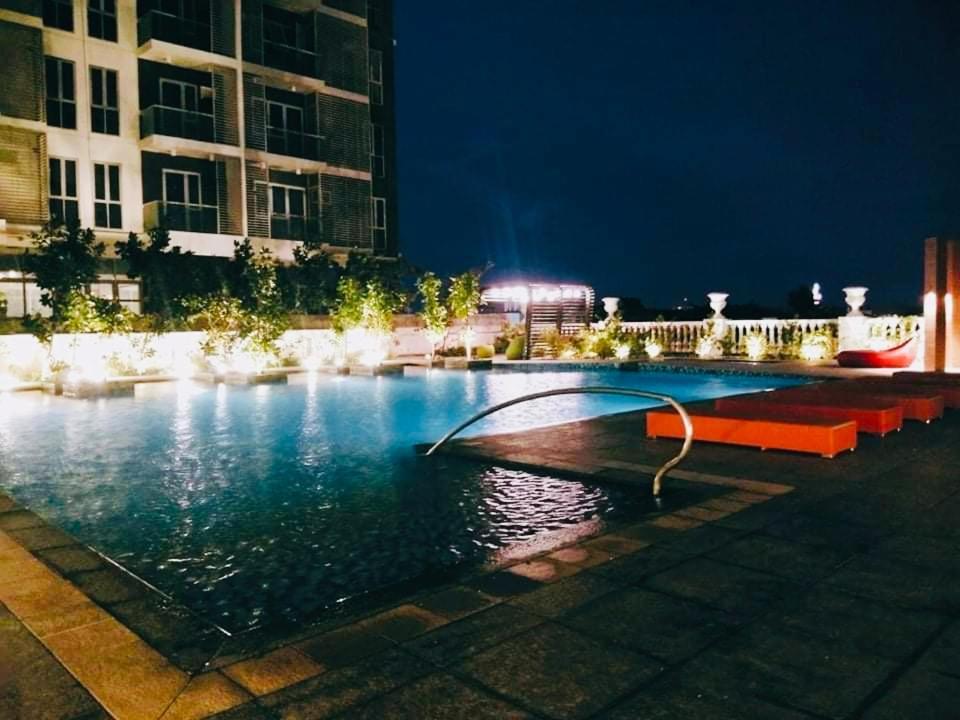 ايلويلو 2 Bedroom Corner Executive Suite At Lafayette Park Square Megaworld Blvd Unit 5H المظهر الخارجي الصورة