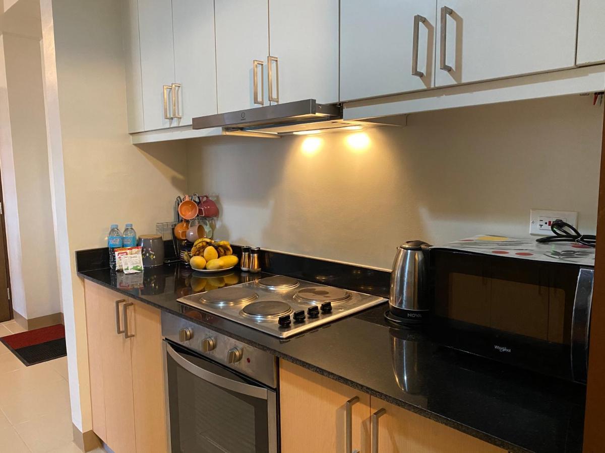 ايلويلو 2 Bedroom Corner Executive Suite At Lafayette Park Square Megaworld Blvd Unit 5H المظهر الخارجي الصورة